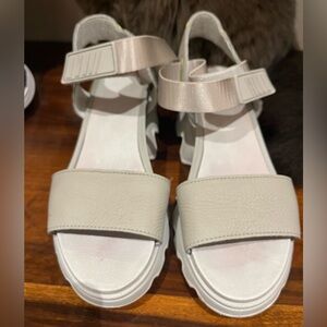 Sorel grey kinetic sandals - size 9